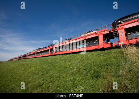 Autozug der Deutschen Bahn AG über den Hindenburgdamm die Insel Sylt mit dem Festland verbindet Stockfoto