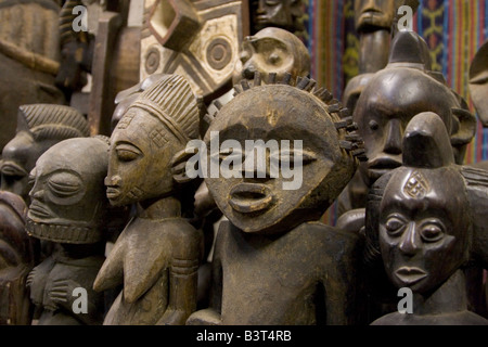 Exotische geschnitzten afrikanische Antiquitäten, darunter Masken Figuren Statuen auf Verkauf im Stadtteil Marolles auf rue Blaes in Brüssel Belgien Stockfoto