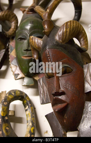 Exotische geschnitzten afrikanische Antiquitäten, darunter Masken Figuren Statuen auf Verkauf im Stadtteil Marolles auf rue Blaes in Brüssel Belgien Stockfoto