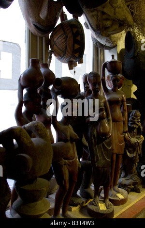 Exotische geschnitzten afrikanische Antiquitäten, darunter Masken Figuren Statuen auf Verkauf im Stadtteil Marolles auf rue Blaes in Brüssel Belgien Stockfoto