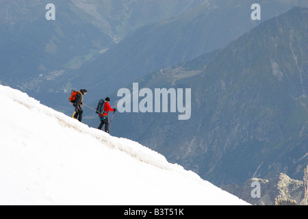 Zwei Bergsteiger Abstieg vom Gipfel der Aiguille du Midi Seilbahn in das Vallée Blanche in der Nähe von Chamonix-Mont-Blanc Stockfoto