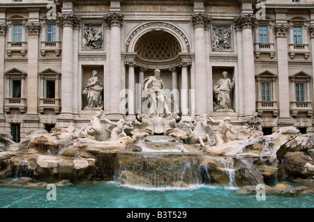 Geschnitzte Figuren am Fontana di Trevi-Brunnen, entworfen vom italienischen Architekten Nicola Salvi im Barockstil in Rom-Italien Stockfoto