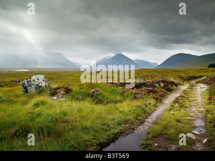 Ein Blick über Rannoch Moor in Richtung Glencoe und die Berge von den Highlands von Schottland