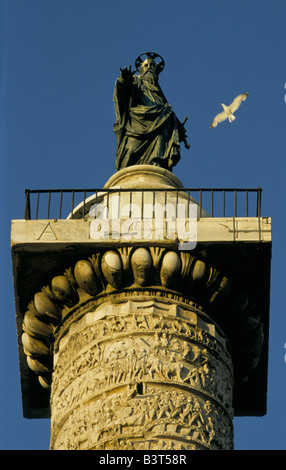 Spalte von Marcus Aurelius, gekrönt durch die Bronzestatue des Heiligen Paulus in Piazza Colonna Rom Latium Italien Stockfoto