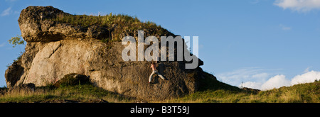 Rock Climber Felsbrocken auf große Kalkstein-Rock-Formation in der Nähe von Zogenreuth Bayern Deutschland Stockfoto