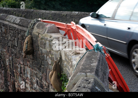 BRÜCKE-REPARATUR AUF BICKLEIGH BRÜCKE DEVON NACH BESCHÄDIGUNGEN DURCH STÖßE SCHÜTZT DURCH FAHRZEUG Stockfoto