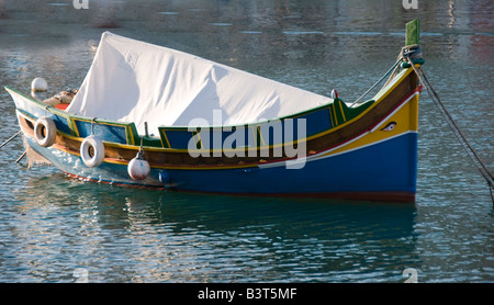 Malta klassische maltesischen Angeln Boot Luzzu mit Bogen vorne im Auge des osiris Stockfoto