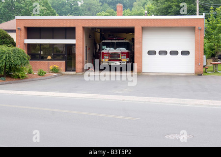 Ein kleines Feuerhaus mit zwei Garage Buchten Stockfoto
