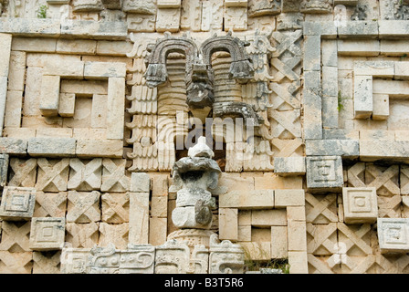 Puuc dekorative Details, denen Gott in gefiederten Kopf Kleid Palast des Gouverneurs Uxmal Yucatan Mexiko 2007 NR schnitzen Stockfoto