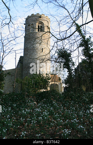 Kirche mit Schneeglöckchen in Saxham, Suffolk, England Stockfoto