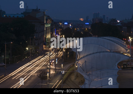 Wien, Urban-Loritz-Platz Und Gürtel - Wien, Straße bei Nacht Stockfoto