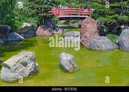 Japanische Rote Brücke im Zen-Garten Stockfoto