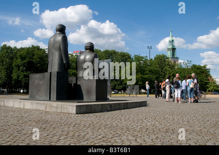 Die Statuen von Karl Marx und Friedrich Engels im Marx-Engels Forum ein öffentlicher Park im zentralen Berliner Bezirk Mitte Stockfoto