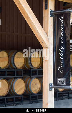 Zeichen und Fässer Wein, Kirche und Staat Weingut, Brentwood Bay, Vancouver Island, British Columbia, Kanada Stockfoto