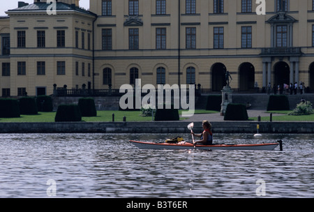 Jüngere Frau Kajakfahren vor Drottningholm Palace UNESCO World Heritage Stockholms Lan Sweden August 2006 Stockfoto