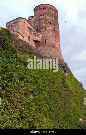 Steilen Efeu bedeckt Felswand und Turm auf Bamburgh Castle in Northumberland Großbritannien Stockfoto