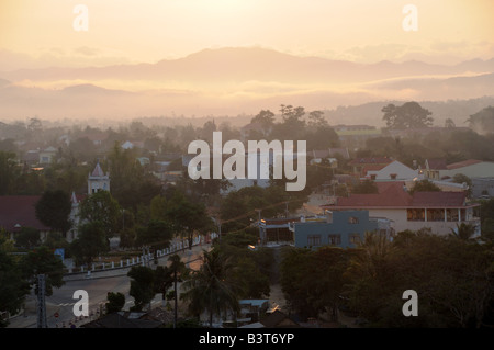 Erstes Licht über zentrale Hochland Markt Stadt Kon Tum Vietnam Stockfoto