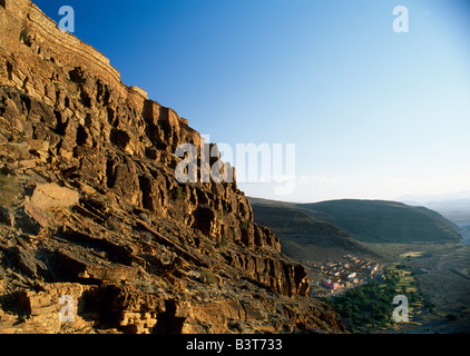 Marokko, Anti-Atlas-Gebirge, Amtoudi. Die Agadir oder befestigte Berber Kornkammer, Amtoudi mit Blick auf den Canyon, in dem Dorf gesetzt ist. Die steinernen Befestigungsanlagen vermischen sich mit der bloßen Bluff auf dem es gebaut ist Stockfoto