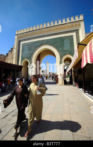 Zwei Frauen gehen durch die Bab Bou Jeloud, dem Prinzip Eingang in der alten Medina in Fez, Marokko. Stockfoto