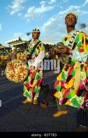 Marokko, Marrakesch, traditionelle Berber Tänzer in bunte Kleidung unterhalten Touristen auf der Suche nach Tipps der Djemaa El Stockfoto