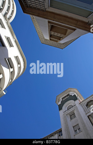 Marokko, Maghreb, Casablanca. Art-Deco-Gebäude konvergieren auf der Rue Allah Ben Abdellah. Stockfoto