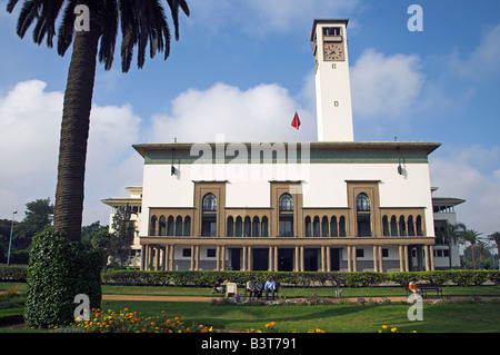 Marokko, Maghreb, Casablanca. Der Ancienne Präfektur (Old Police Station) auf der Place Mohammed V. 1930 in den Mauresque Stil, eine Mischung aus traditionellen marokkanischen und Art-Deco-Architektur Designed und gekrönt mit einem modernistischen Uhrturm. Stockfoto