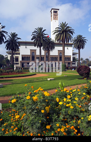 Marokko, Maghreb, Casablanca. Der Ancienne Präfektur (Old Police Station) auf der Place Mohammed V. 1930 in den Mauresque Stil, eine Mischung aus traditionellen marokkanischen und Art-Deco-Architektur Designed und gekrönt mit einem modernistischen Uhrturm. Stockfoto