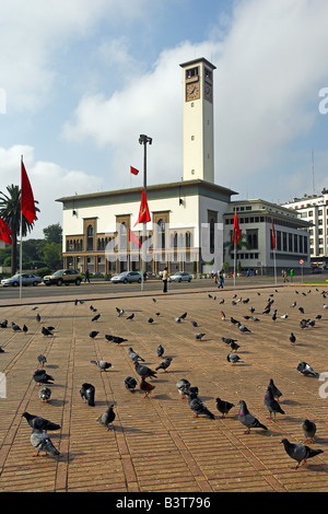 Marokko, Maghreb, Casablanca. Der Ancienne Präfektur (Old Police Station) auf der Place Mohammed V. 1930 in den Mauresque Stil, eine Mischung aus traditionellen marokkanischen und Art-Deco-Architektur Designed und gekrönt mit einem modernistischen Uhrturm. Stockfoto