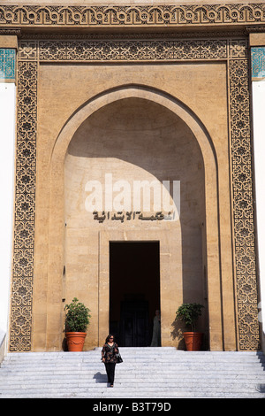 Marokko, Maghreb, Casablanca. Das Palais de Justice (Justizpalast) auf Platz Mohammed V. Designed by Joseph Marrast 1925 im Mauresque Stil, eine Mischung aus traditionellen marokkanischen und Art-Deco-Architektur. Die riesige zentrale Torbogen wurde auf dem persischen "Iwan", eine gewölbte Halle modelliert, die in der Regel auf der zentralen Halle des Madersa (theologische Hochschule) einer Moschee öffnet. Stockfoto