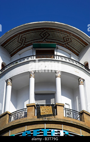 Marokko, Maghreb, Casablanca. Art-Deco-Details auf einem alten französischen kolonialen Gebäude auf Rue Prince Moulay Abdallah. Stockfoto