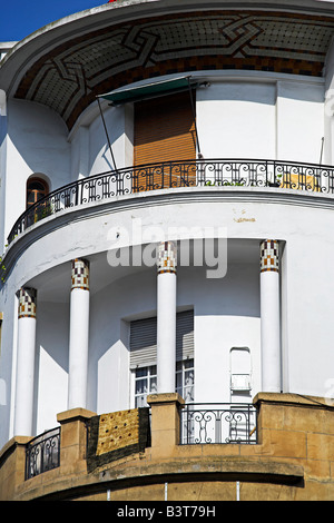 Marokko, Maghreb, Casablanca. Art-Deco-Details auf einem alten französischen kolonialen Gebäude auf Rue Prince Moulay Abdallah. Stockfoto