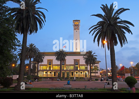 Marokko, Maghreb, Casablanca. Der Ancienne Präfektur (Old Police Station) auf der Place Mohammed V. 1930 in den Mauresque Stil, eine Mischung aus traditionellen marokkanischen und Art-Deco-Architektur Designed und gekrönt mit einem modernistischen Uhrturm. Stockfoto