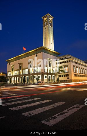 Marokko, Maghreb, Casablanca. Der Ancienne Präfektur (Old Police Station) auf der Place Mohammed V. 1930 in den Mauresque Stil, eine Mischung aus traditionellen marokkanischen und Art-Deco-Architektur Designed und gekrönt mit einem modernistischen Uhrturm. Stockfoto