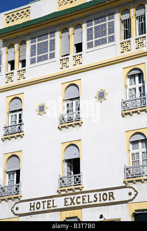 Marokko, Maghreb, die klassischen Linien des Hotel Excelsior am Place des Nations-Unies im Herzen der Innenstadt von Casablanca. Es begann im Jahre 1915 als das modernste Hotel in der Stadt. Heute nur die Fassade bewahrt noch heute im alten Glanz. Stockfoto