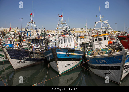 Boote vor Anker in der geschäftigen Fischereihafen in Tanger, Marokko. Stockfoto