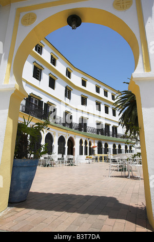 Marokko, thront das historische Hotel Continental oberhalb des Hafens in der alten Medina von Tanger. Es diente für einige Szenen in der Stockfoto