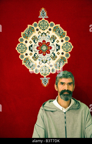 Eine traditionelle marokkanische Teppichverkäufer zeigt seine waren in den Souk in der alten Medina von Tanger, Marokko. Stockfoto