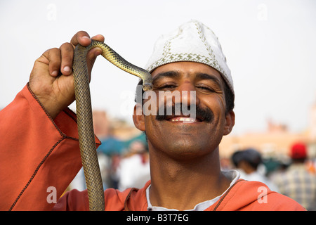 Ein Schlangenbeschwörer führt in die Djemaa el Fna, Marrakesch, Marokko. Stockfoto