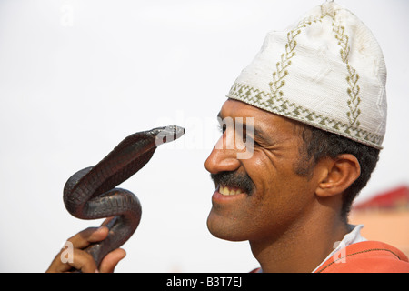 Ein Schlangenbeschwörer führt in die Djemaa el Fna, Marrakesch, Marokko. Stockfoto