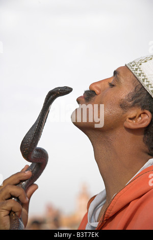 Ein Schlangenbeschwörer führt in die Djemaa el Fna, Marrakesch, Marokko. Stockfoto