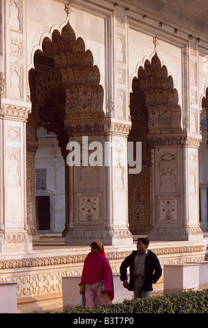Indien, Delhi. Kunstvolle Architektur und eleganten Bögen am Palast in das Rote Fort von Kaiser Shah Jahan im 17. Jahrhundert erbaut Stockfoto
