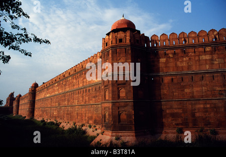Indien, Delhi. Massive Sandsteinmauern umschließen die riesige 17. Jahrhundert Red Fort gebaut als das Zentrum der Moghul-Regierung und die königliche Zitadelle in Agra nachempfunden Stockfoto