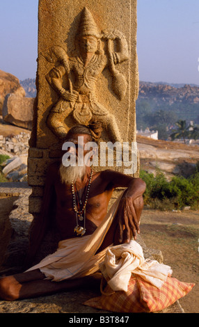 Indien, Karnataka, Hampi. Ein wandernder Asket oder Sadhu, ruht auf der Veranda eines Schreines auf Hemakuta Hill Stockfoto