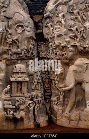 Indien, Tamil Nadu, Mamallapuram. Das Flachrelief, genannt die Buße von Arjuna (und manchmal auch als das Recht des Ganges) gehört zu den berühmtesten Skulpturen von Mamallapuram, mit Anspielungen auf zahlreiche hinduistische Mythen und Legenden Stockfoto