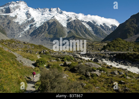 Fußgängerbrücke über den Hooker-Fluss in der Nähe der Mueller Gletscher, Südalpen Neuseelands Stockfoto