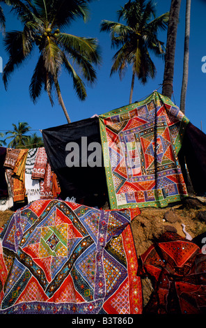 Indien, Goa, Anjuna. Bei strahlendem Sonnenschein auf Anjunas Wochenmarkt hängen bunte Würfe und Tagesdecken Stockfoto