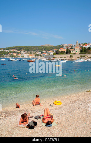 Strand und Hafen der Stadt Hvar, Insel Hvar, Kroatien, Osteuropa Stockfoto