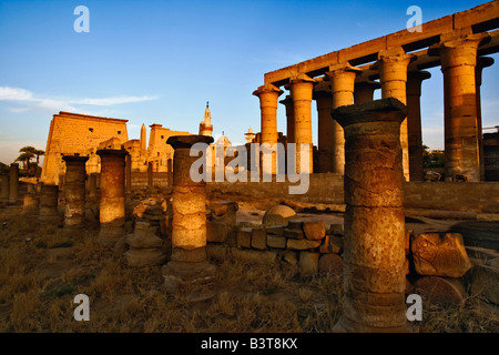 Luxor-Tempel bei Sonnenuntergang, modernen Tag Luxor oder antike Theben, Ägypten. Stockfoto