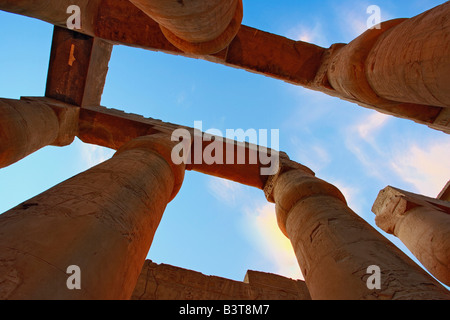 Himmelwärts Blick auf massiven Säulen bei Sonnenuntergang, Luxor-Tempel befindet sich am modernen Tag, Luxor oder antike Theben Stockfoto