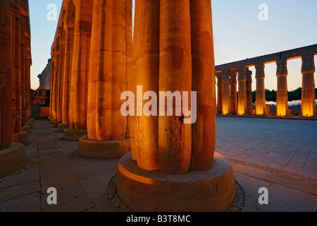 Massiven Säulen bei Sonnenuntergang, Luxor-Tempel befindet sich am modernen Tag, Luxor oder antike Theben Stockfoto